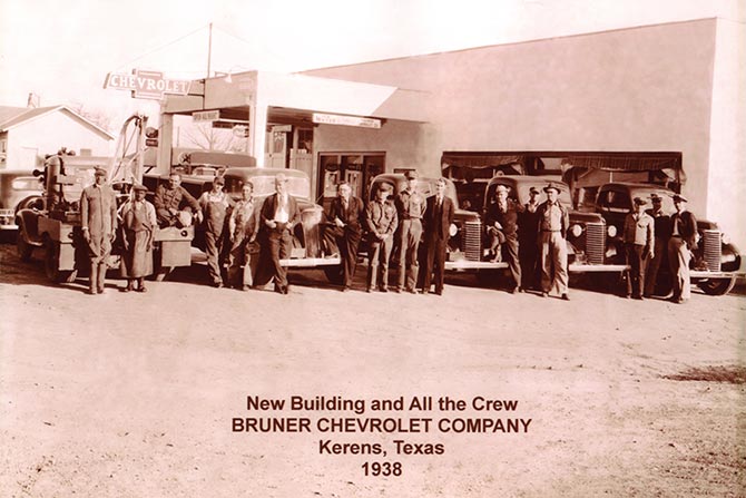 Kerens-New-Building-and-All-the-Crew-1938